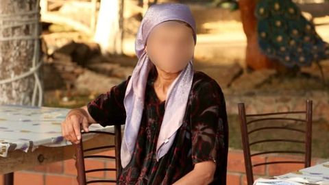 “Men ham ibodatlarimni qilib, uyda o‘tirgim keladi, ammo bu pulni o‘zimizda topolmayman”. O‘g‘lining qimordagi qarzlarini uzish uchun Moskvada ishlayotgan 56 yoshli ayol hikoyasi