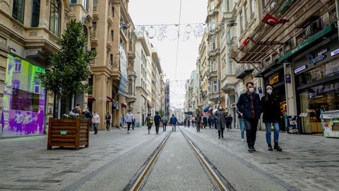 Туркияда комендантлик соати қисқартирилиб, тўйларга рухсат берилди
