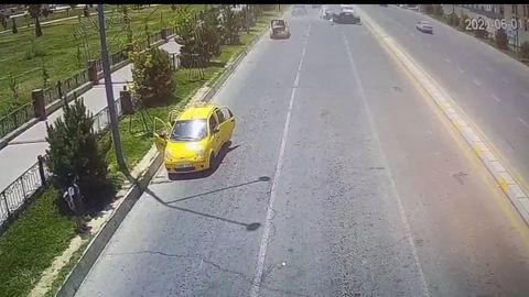 Видео: Қаршида бетон тўсиқдан «сакраган» «Жигули» қарама-қарши йўналишда ҳаракатланиб келаётган Nexia’га урилди