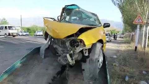 Urgutda otasining mashinasini so‘roqsiz minib chiqqan 19 yoshli yigit YTHga uchradi. Yo‘lovchilardan biri voqea joyida vafot etgan