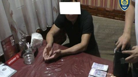 Qoraqalpoq davlat universitetiga o‘qishga kiritib qo‘yish uchun 25 mln so‘m talab qilgan assistent ushlandi