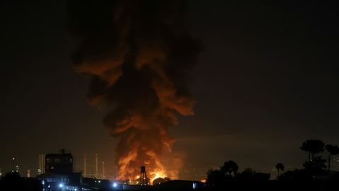 Erondagi eng yirik neft zavodlaridan biri yonib ketdi (video)