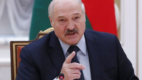Lukashenko hozirgi vaziyatda belaruslarni quroldan foydalanishga o‘rgatishni taklif qildi