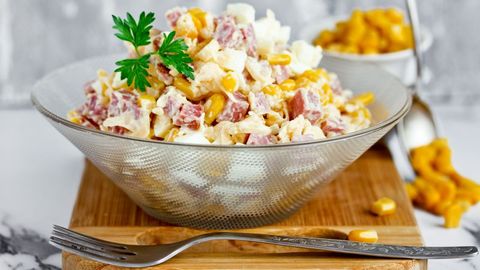 Дудланган колбаса ва жўхоридан тайёрланадиган енгил салат рецепти