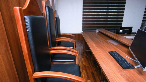 Фарғонада рашк сабаб хотини ва унинг акасини пичоқлаб қўйган эркак 18 йилга қамалди