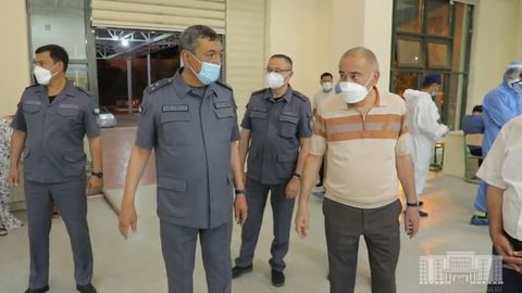 Жаҳонгир Ортиқхўжаев Тошкентдаги спорт мажмуасида очилган 700 ўринли ковид-марказни бориб кўрди (видео)