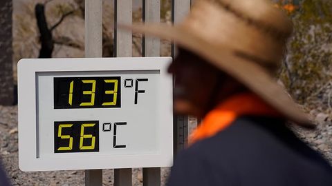 Москва ва Санкт-Петербургда жазирама, Канадада ҳарорат деярли +50, Кувайтда эса тахминан +70. Нималар бўляпти? Энди доим шундай бўладими? Россиялик иқлимшунос ушбу саволларга жавоб берди