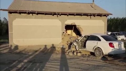 Самарқандда Lacetti катта тезликдан йўл ёқасидаги уйга урилиши оқибатида ҳайдовчи ва йўловчи вафот этди