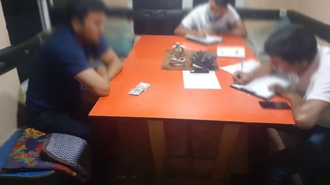 Самарқандда машинасини рухсатномасиз тонировка қилган шахс ЙПХ ходимига 100 доллар бераётганда қўлга олинди