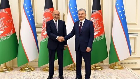 Shavkat Mirziyoyev Toshkentda bo‘lib o‘tayotgan konferensiya doirasida Afg‘oniston prezidenti bilan uchrashdi
