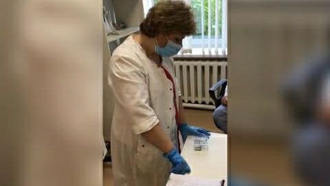 Ijtimoiy tarmoqlarda fuqaroni vaksina o‘rniga suv bilan emlangani aytilgan video tarqaldi. Holat bo‘yicha rasmiy munosabat bildirildi