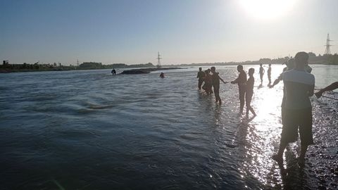 Наманганда Норин дарёси тошиши сабаб икки киши сув ўртасидаги оролчада қолиб кетди