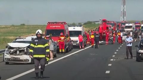 Руминияда туман тушиши оқибатида 55 та машина тўқнашиб кетди (видео)