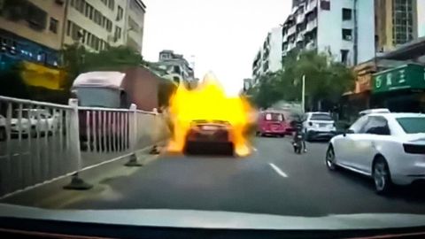 Хитой кўчалари бўйлаб ҳаракатланаётган Toyota Camry бир неча марта портлаб кетди (видео)