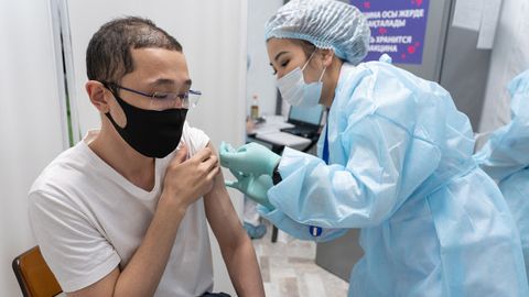 Қозоғистонда баъзи соҳалар ходимлари учун мажбурий вакцинация жорий этилди