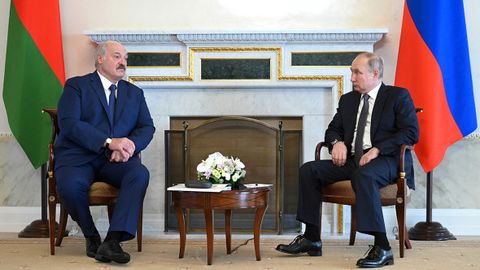 Путин ва Лукашенко беш соатлик музокара ўтказди. Бу уларнинг йил бошидан бери тўртинчи учрашуви