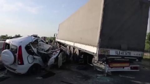 Самарқандда Lada Largus ва Mercedes юк машинаси иштирокидаги ЙТҲ оқибатида 2 киши ҳалок бўлди