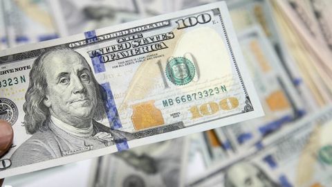 Ўзбекистондаги айрим тижорат банкларида доллар курси биринчи марта 10 720 сўмга қадар кўтарилди