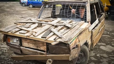 Россиялик блогер шаҳар кўчалари бўйлаб ёғоч «Жигули»да ҳаракатланди. Эндиликда ролик муаллифи ҳайдовчилик гувоҳномасидан айрилиши мумкин