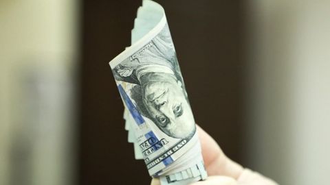 Ўзбекистондаги айрим тижорат банкларида доллар курси биринчи марта 10 700 сўмга қадар кўтарилди