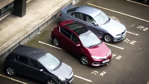 Видео: машинани автотураргоҳга жойлаштириш учун сарфланган 8 дақиқа ва 10 та жуда омадсиз уриниш