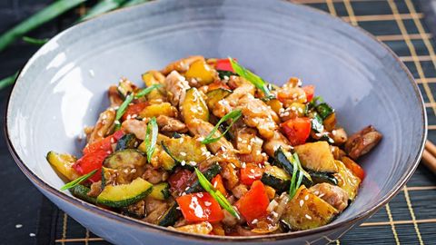 Qovoqcha va kunjut qo‘shib tovuq filesidan qovurma taom tayyorlaymiz