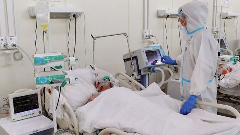 Rossiyada ketma-ket uchinchi kun COVID-o‘limlar soni antirekord o‘rnatdi. Moskvada koronavirusga qarshi qayta emlash boshlandi