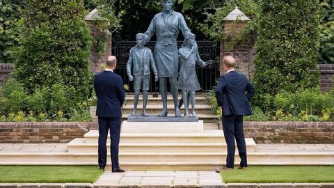 Малика Диананинг ўғиллари Лондон ғарбида онасига атаб ҳайкал ўрнаттирди. Шаҳзода Чарльз маросимга келмади