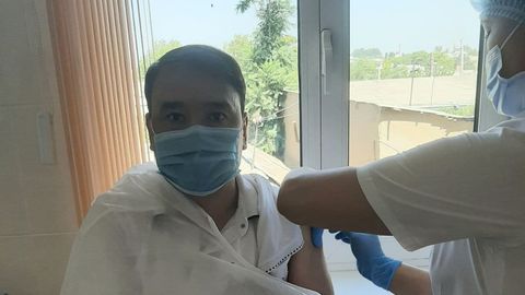 Расул Кушербаев коронавирусга қарши хитой-ўзбек вакцинаси билан эмланди