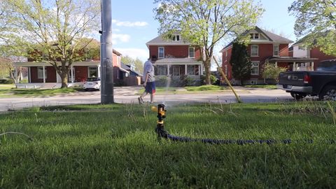 Kanadalik videobloger gazonini tepkilagan odamlarni baqirmasdan quvib yuborish yo‘lini topdi. Kutib oling: sun’iy intellektga ega suv sepgich