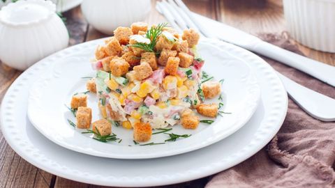 Kolbasaga pishloq va qotgan non qo‘shib tayyorlanadigan xushta’m salat retsepti