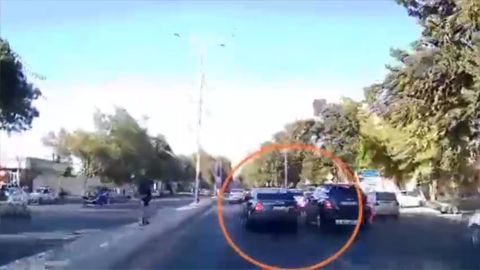 Video: Svetoforda to‘xtab turgan ikki mashina orasiga suqilib, YTH sodir etgan Lacetti