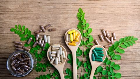 Vitaminlar va biologik faol qo‘shimchalar qanday hollarda salomatlikka zarar yetkazishi mumkin?