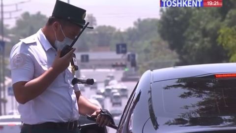“Qo‘yvor bo‘ldi, ko‘p gapirmasdan”. Toshkent viloyatida qoidabuzar Malibu’ni to‘xtatgan YPX xodimi ratsiya orqali “yuqoridan” kelgan buyruq sabab uni qo‘yib yubordi