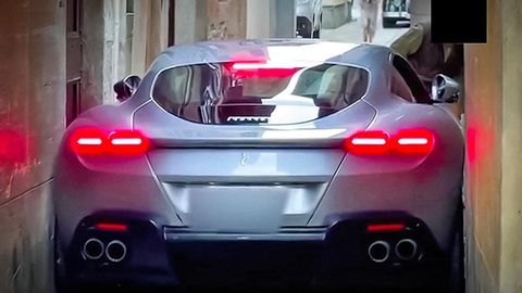 Видео: Италиядаги тор кўчага тиқилиб қолган Ferrari Roma