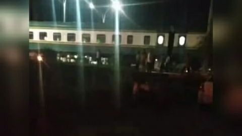 Farg‘ona vodiysida temiryo‘l ustida uxlab qolgan mast erkak sabab bir kilometrlik tirbandlik hosil bo‘ldi