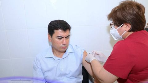 Toshkent viloyati hokimi Davron Hidoyatov koronavirusga qarshi emlandi