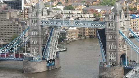 Londondagi Tauer ko‘prigi texnik nosozlik tufayli ko‘tarilgan holatda qolib ketdi (video)