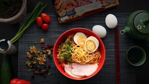 Yaponiyada yuk mashinalari ramyon sho‘rvasining yog‘ida harakatlanishni boshladi