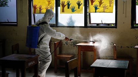 Коронавирус пайдо бўлиши бўйича янги назария илгари сурилди, ЖАРда аниқланган янги штамм жуда тез тарқалувчан бўлиши мумкин. Коронахабарлар