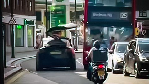 Londonda eshigi ochilib qolgan Tesla Model X ikki qavatli avtobusga urildi (video)