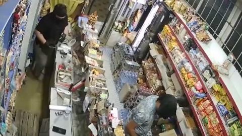 Тошкентда «киноларда кўрганидек» дўконга ўғриликка тушиб, 1,4 млн сўм ва тамаки ўғирлаган шахслар ушланди