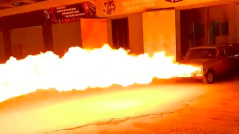 Rossiyalik erkak “Jiguli”ni g‘ildiraklar ustidagi ognemyotga aylantirdi (video)