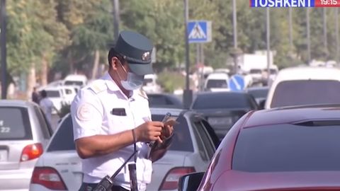 Олмалиқда ЙПХ ходими «25 марта радарга тўлаган» қоидабузар аёлни «Абдураззоқ ака»дан бўлган қўнғироқ сабаб қўйиб юборди