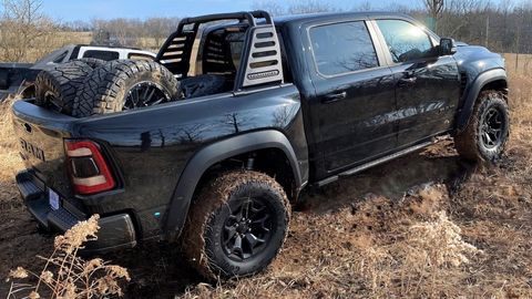 Pensilvaniyada 712 ot kuchiga ega pikapida irmoq ustidan sakrab o‘tgan bloger 53 ming dollar jarimaga tortildi