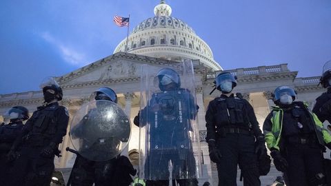 Капитолийга уюштирилган ҳужумда жароҳат олган полициячилар Трампни судга берди