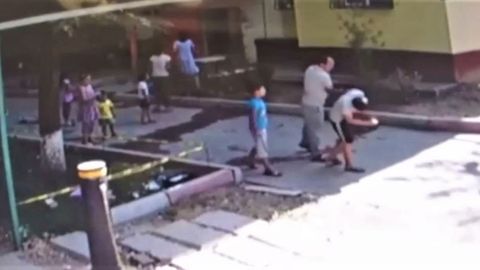 Toshkentda 35 yoshli erkak o‘g‘li bilan urishib qolgan 11 yoshli bolani kaltakladi (video)