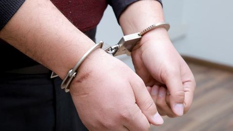 Жиззахда ноқонуний равишда 26 млн сўмга «Ремдесивир» дорисини сотишга уринган талаба ушланди
