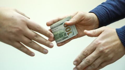 Andijonda sud orqali yerdan foydalanish huquqini beruvchi qarorni chiqartirib berishni va’da qilib, 300 dollar olgan shaxs qo‘lga olindi