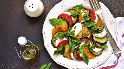 Baqlajonli kapreze salati retsepti